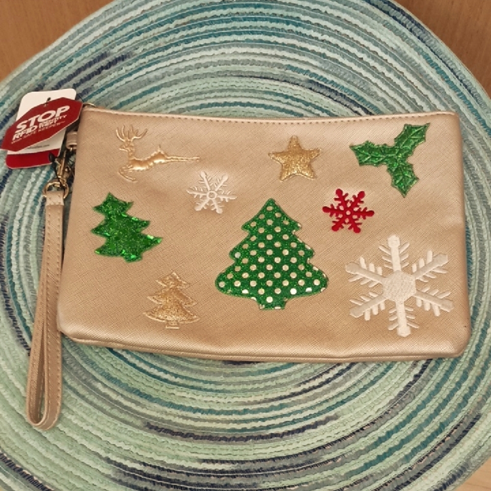 🎁🎁NWT Mundi "Ugly Sweater Wristlet" And RFID